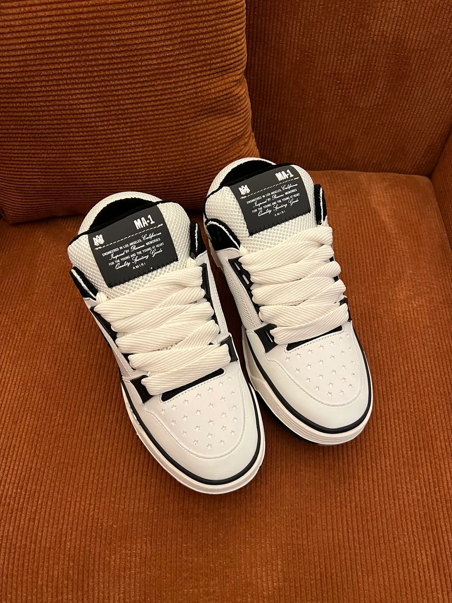 p620💰Men's shoes Amiri Emile's 2023 spring and summer new MA-1 bread shoes, couple models, casual sports shoes, sneakers Amiri gave up the rock punk style in the new season and used a large number of unsaturated colors, Morandi tones, whether you see or wear them, it will make people very happy. The large tongue of the bread shoes continues, shortens the length of the shoe body, thickens the midsole, and the toe part is more rounded. Amiri's brand letters and MA logo appear on the side of the shoe. Fabric: Original customized imported first-layer cowhide + mesh. Lining: Original customized breathable towel lining. Outsole. Foam combination material. Bottom thickness: 4CM. Size: Men's 39-45